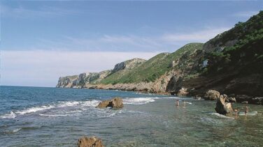 Rescatados dos naufragos en Denia tras ser embestidos por una embarcación que huyó
