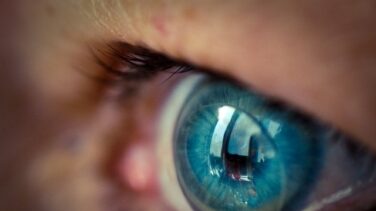 Científicos crean una lentilla que amplía la distancia focal hasta un 32% al parpadear