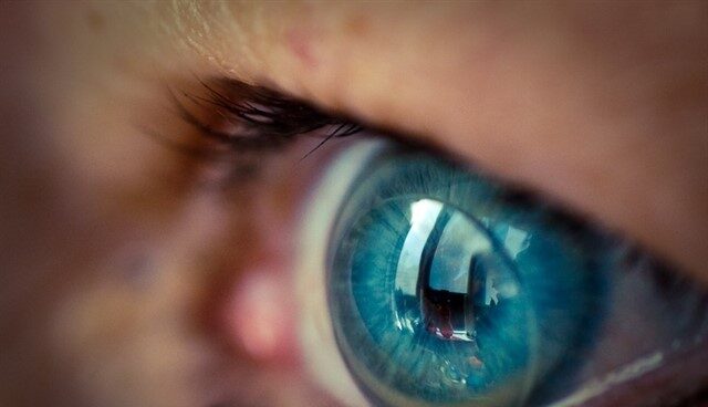 Científicos crean una lentilla que amplía la distancia focal hasta un 32% al parpadear
