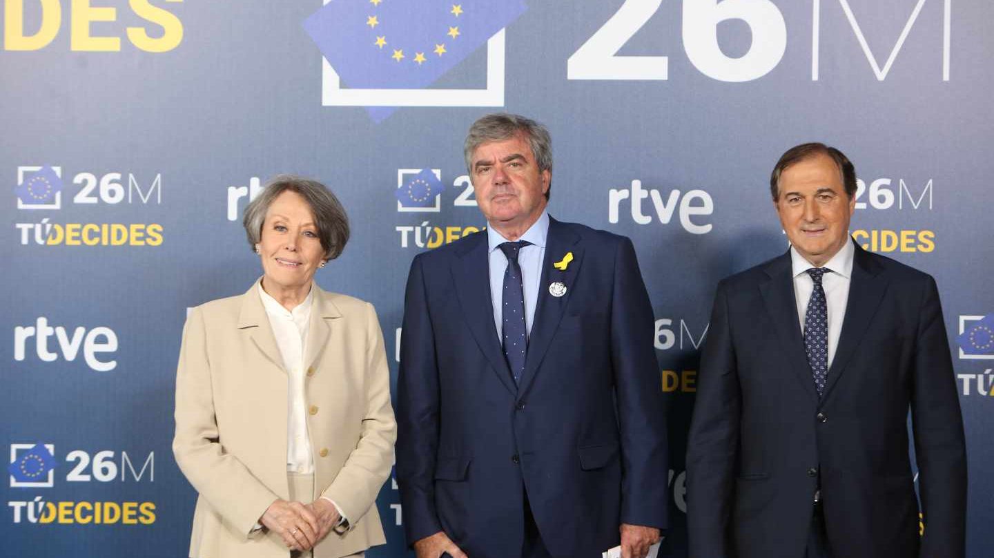 Gorka Knörr, en el centro, junto a Rosa María Mateo antes de un debate electoral en RTVE.