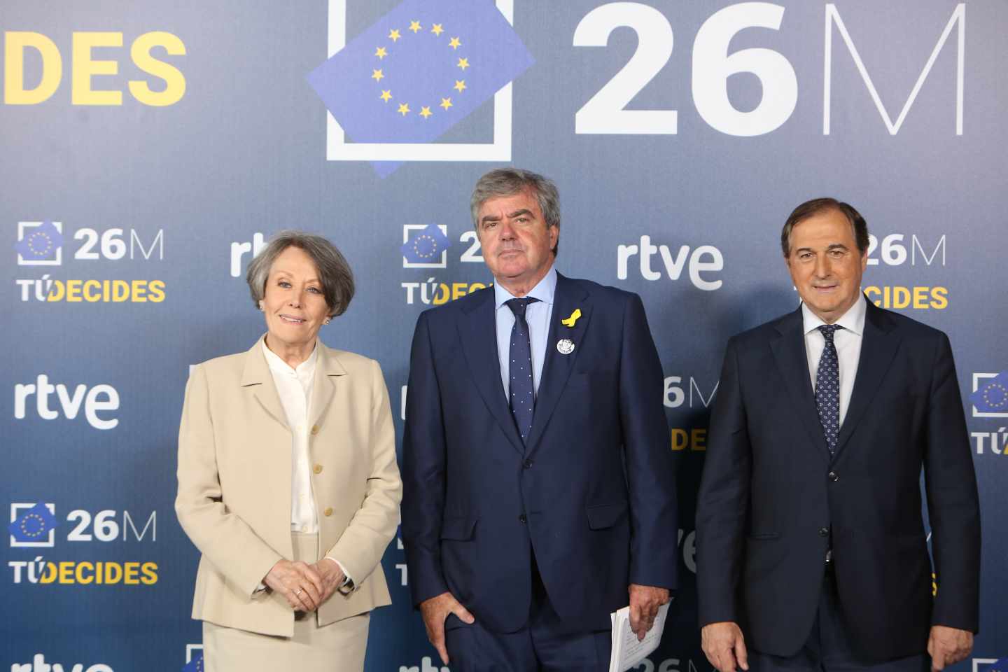 Gorka Knörr, en el centro, junto a Rosa María Mateo antes de un debate electoral en RTVE.