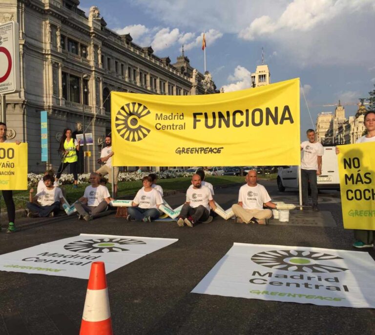 Greenpeace bloquea una de las entradas a Madrid Central en el primer día sin multas