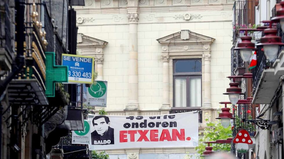 Un cartel da la bienvenida a Baldo en Hernani.