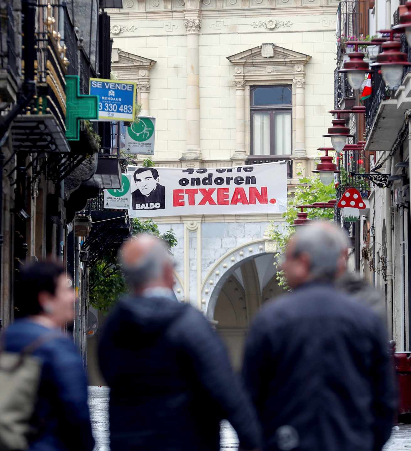 Un cartel da la bienvenida a Baldo en Hernani.