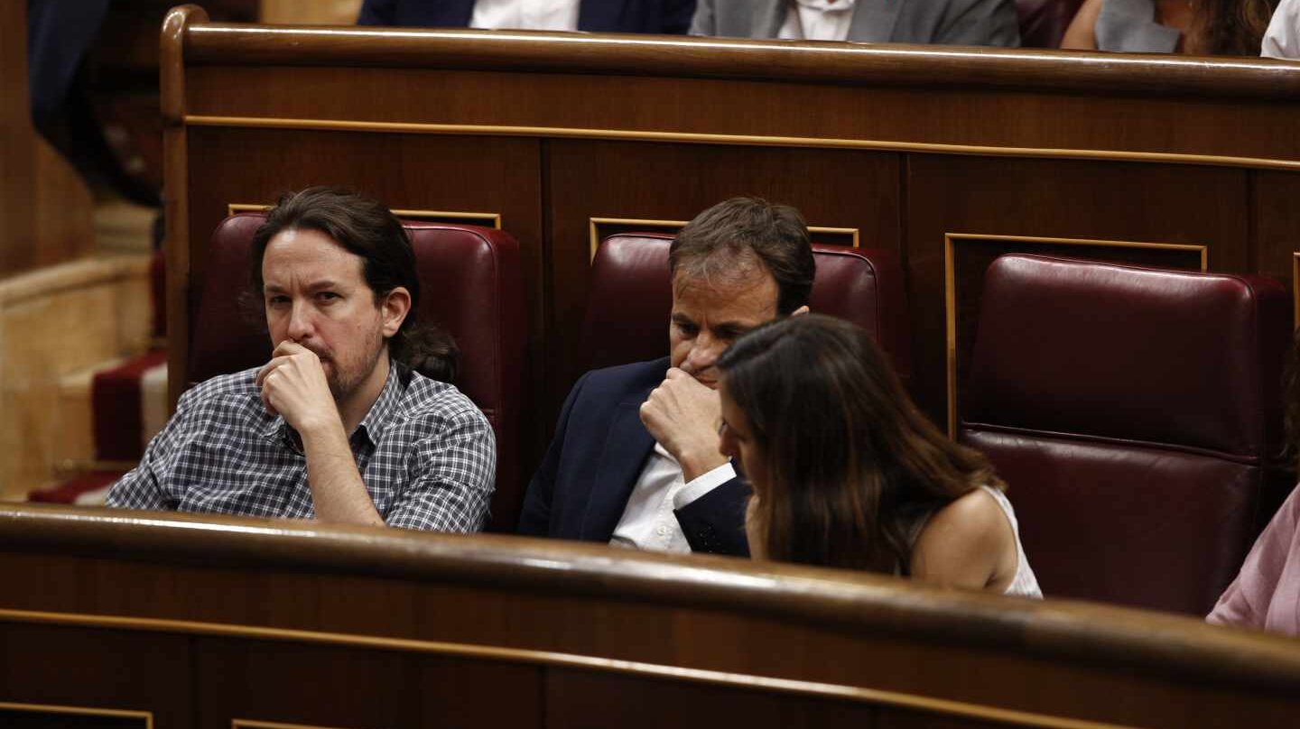 Iglesias sigue la sesión de investidura junto a Jaume Asens e Ione Belarra.