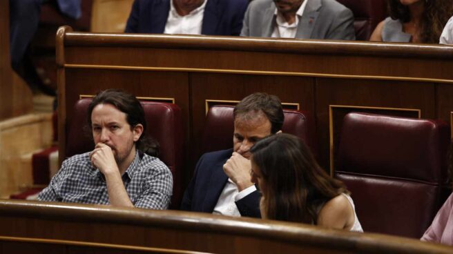 Iglesias sigue la sesión de investidura junto a Jaume Asens e Ione Belarra.