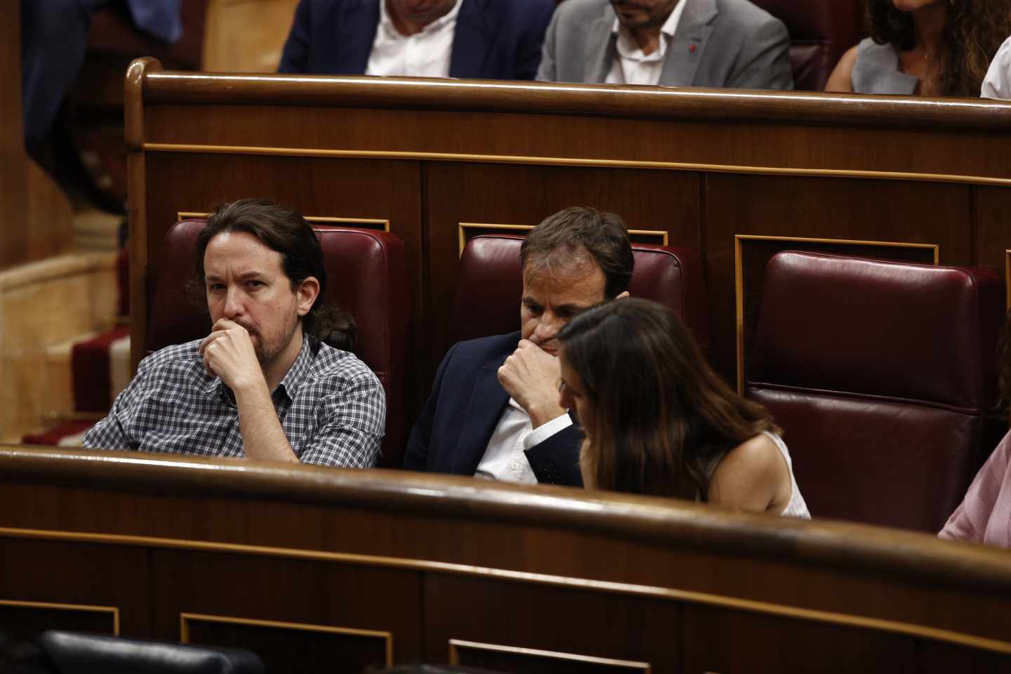 Iglesias sigue la sesión de investidura junto a Jaume Asens e Ione Belarra.