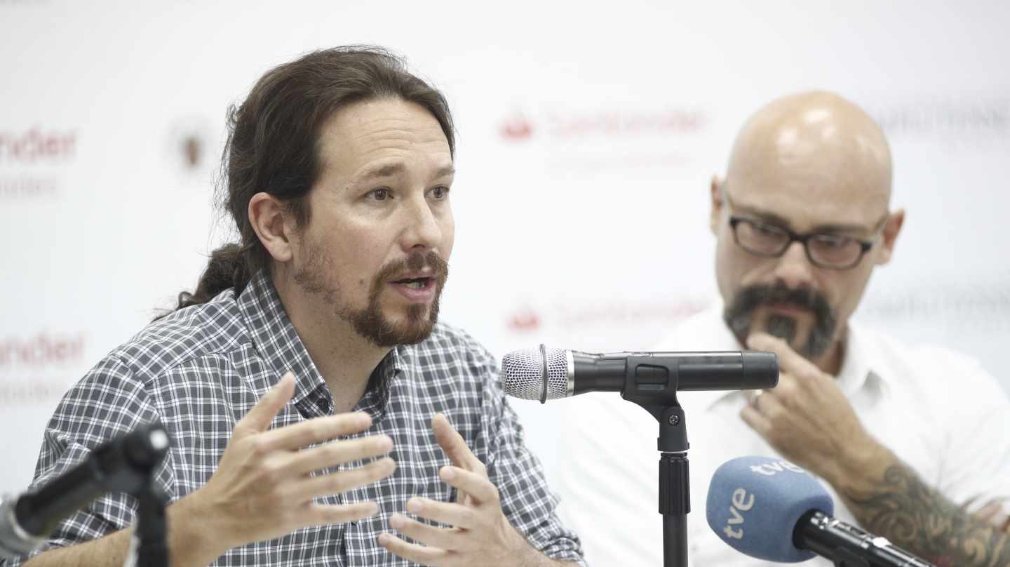 Iglesias junto al diputado de Podemos Héctor Illueca en el arranque de los cursos de verano de la UCM.