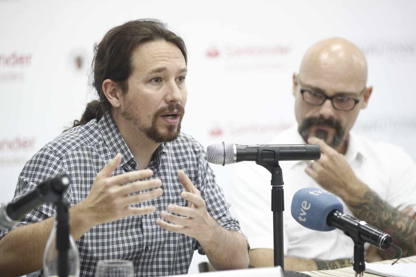 Iglesias junto al diputado de Podemos Héctor Illueca en el arranque de los cursos de verano de la UCM.