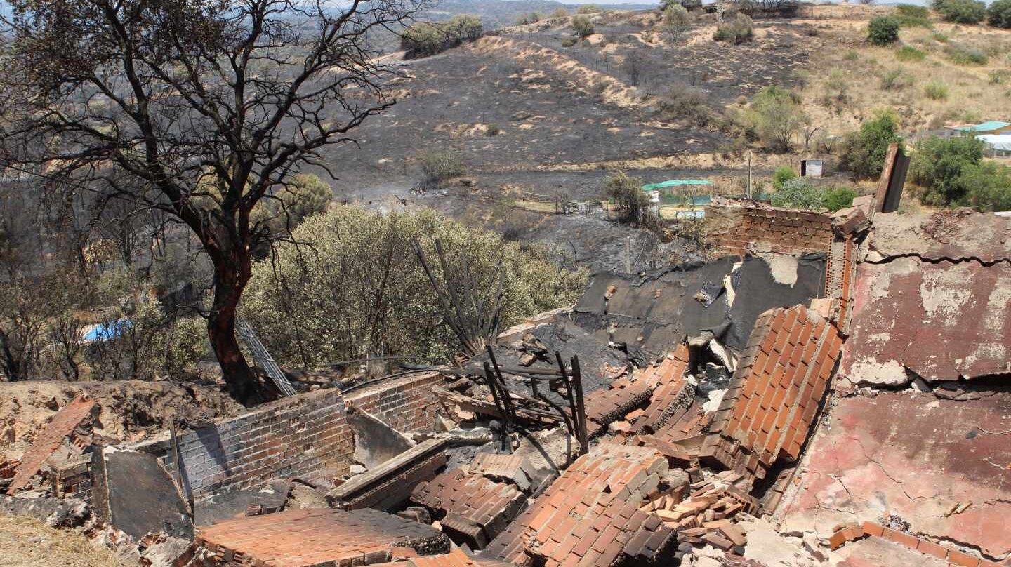 Zona afectada por el incendio que desde el pasado viernes afecta a la zona toledana de Almorox y a las localidades madrileñas de Cadalso de los Vidrios y Cenicientos.