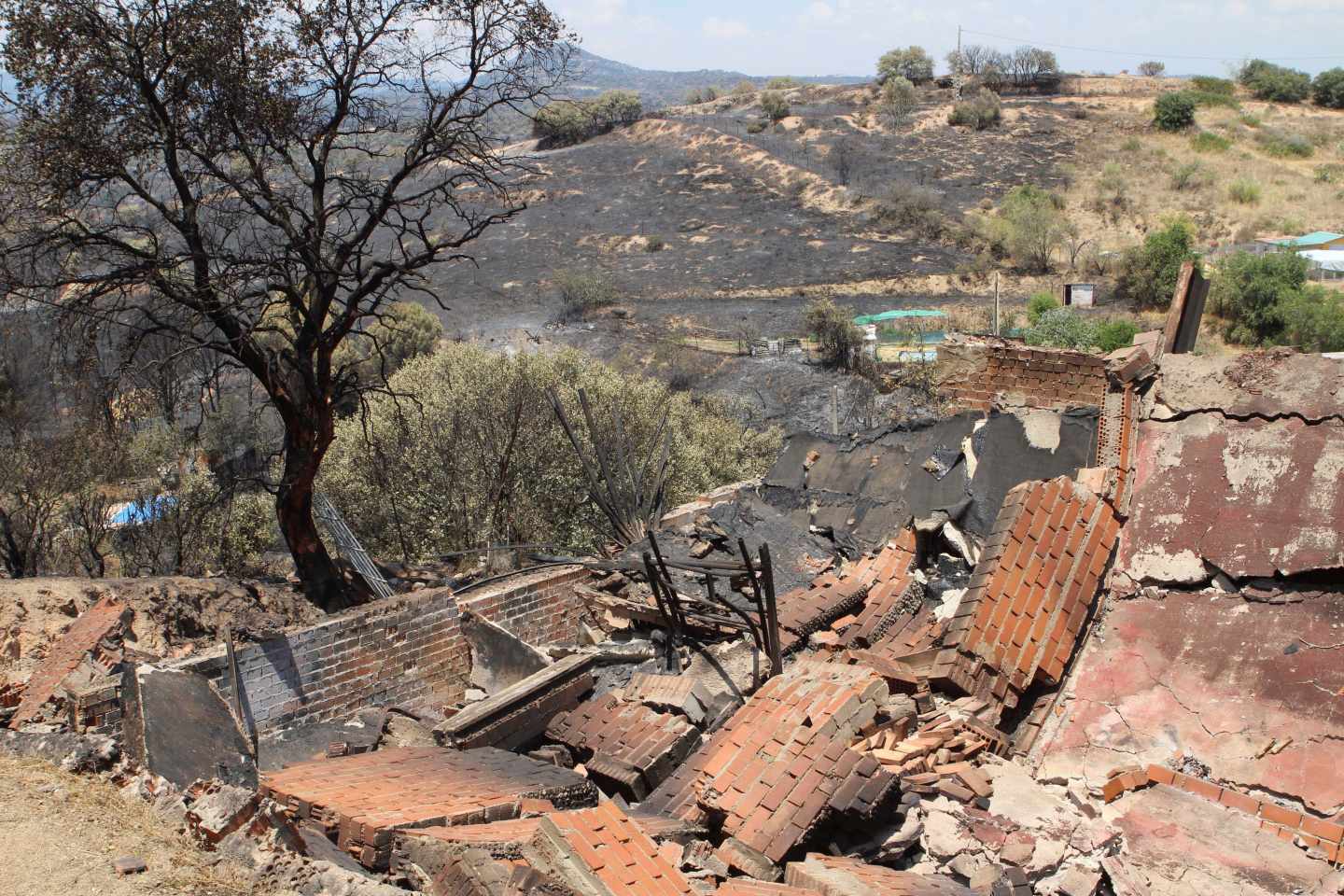 Zona afectada por el incendio que desde el pasado viernes afecta a la zona toledana de Almorox y a las localidades madrileñas de Cadalso de los Vidrios y Cenicientos.