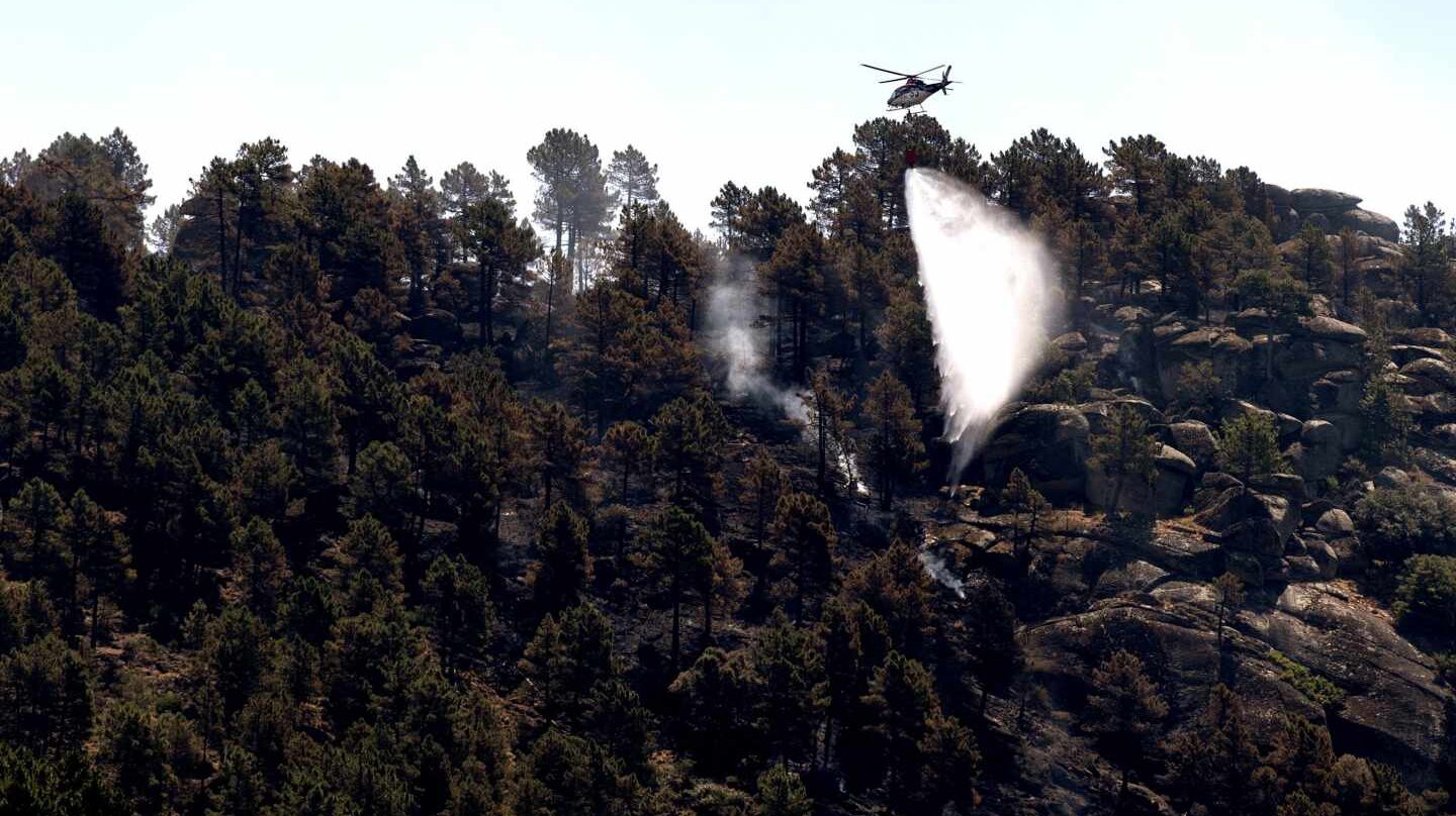 Un helicóptero trabaja sobre el incendio de El Arenal, declarado poco después que el de Gavilanes, en la provincia de Ávila.