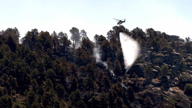 incendio_el_arenal_gavilanes Un helicóptero trabaja sobre el incendio de El Arenal, declarado poco después que el de Gavilanes, en la provincia de Ávila.