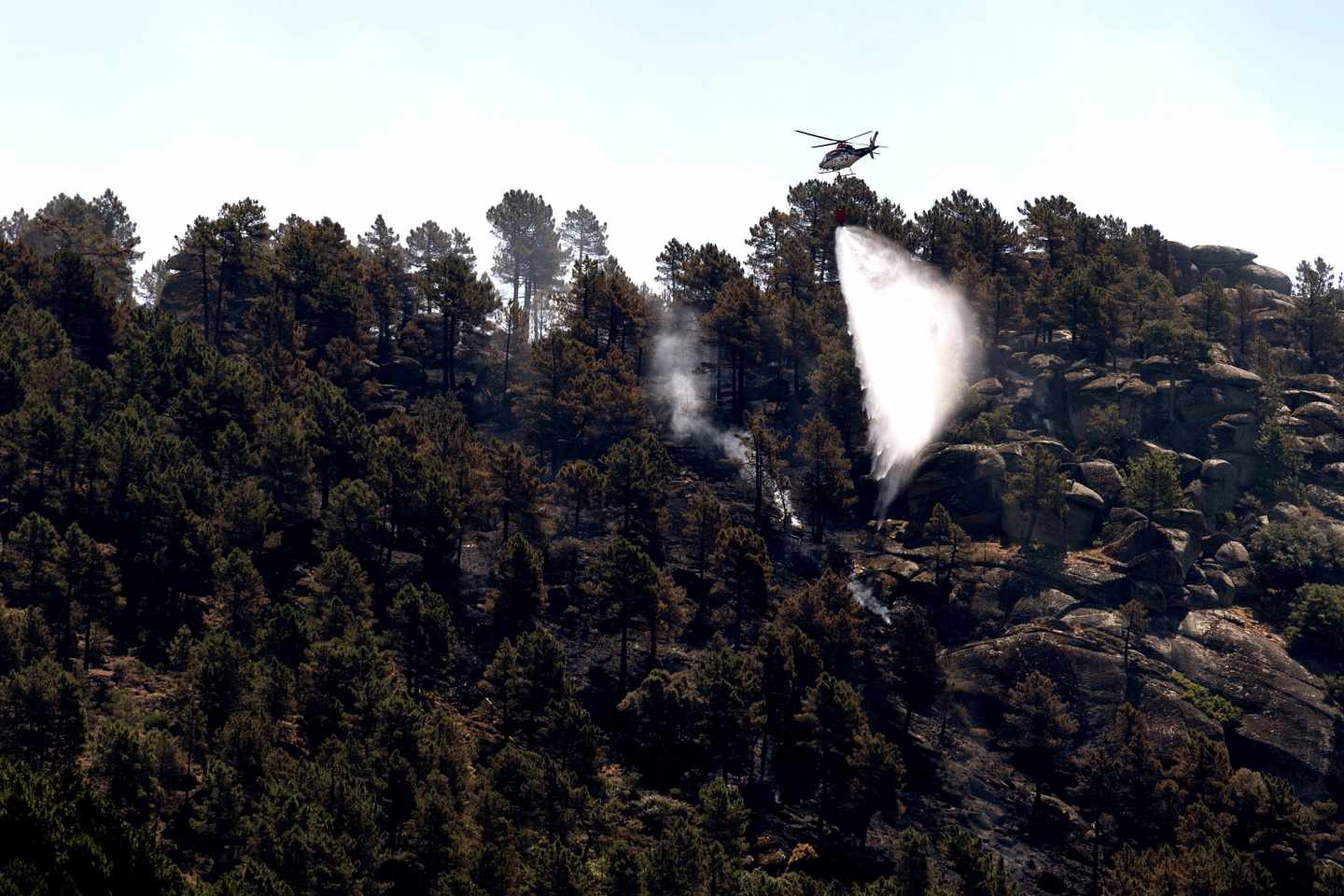 Un helicóptero trabaja sobre el incendio de El Arenal, declarado poco después que el de Gavilanes, en la provincia de Ávila.