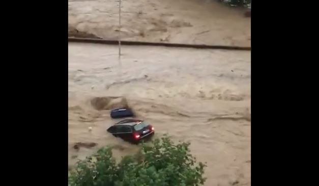 Coches con las luces encendidas arrastrados por las inundaciones en Tafalla (Navarra).