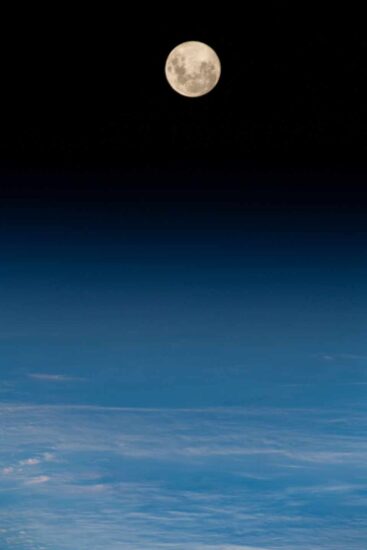 Fotografía de una luna llena sobre el Atlántico tomada desde la Estación Espacial Internacional en mayo de 2019 | NASA