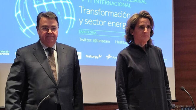 El presidente de Enagás, Antonio Llardén, y la ministra para la Transición Ecológica, Teresa Ribera.