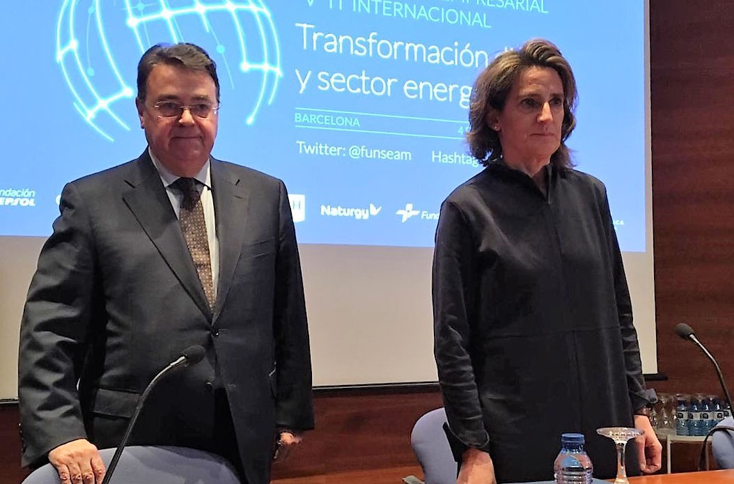 El presidente de Enagás, Antonio Llardén, y la ministra para la Transición Ecológica, Teresa Ribera.