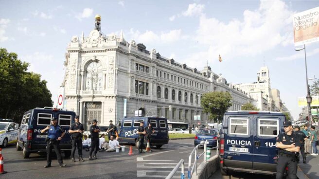 Policías tratan de desalojar a los manifestantes de Greenpeace en la entrada a la Gran Vía.