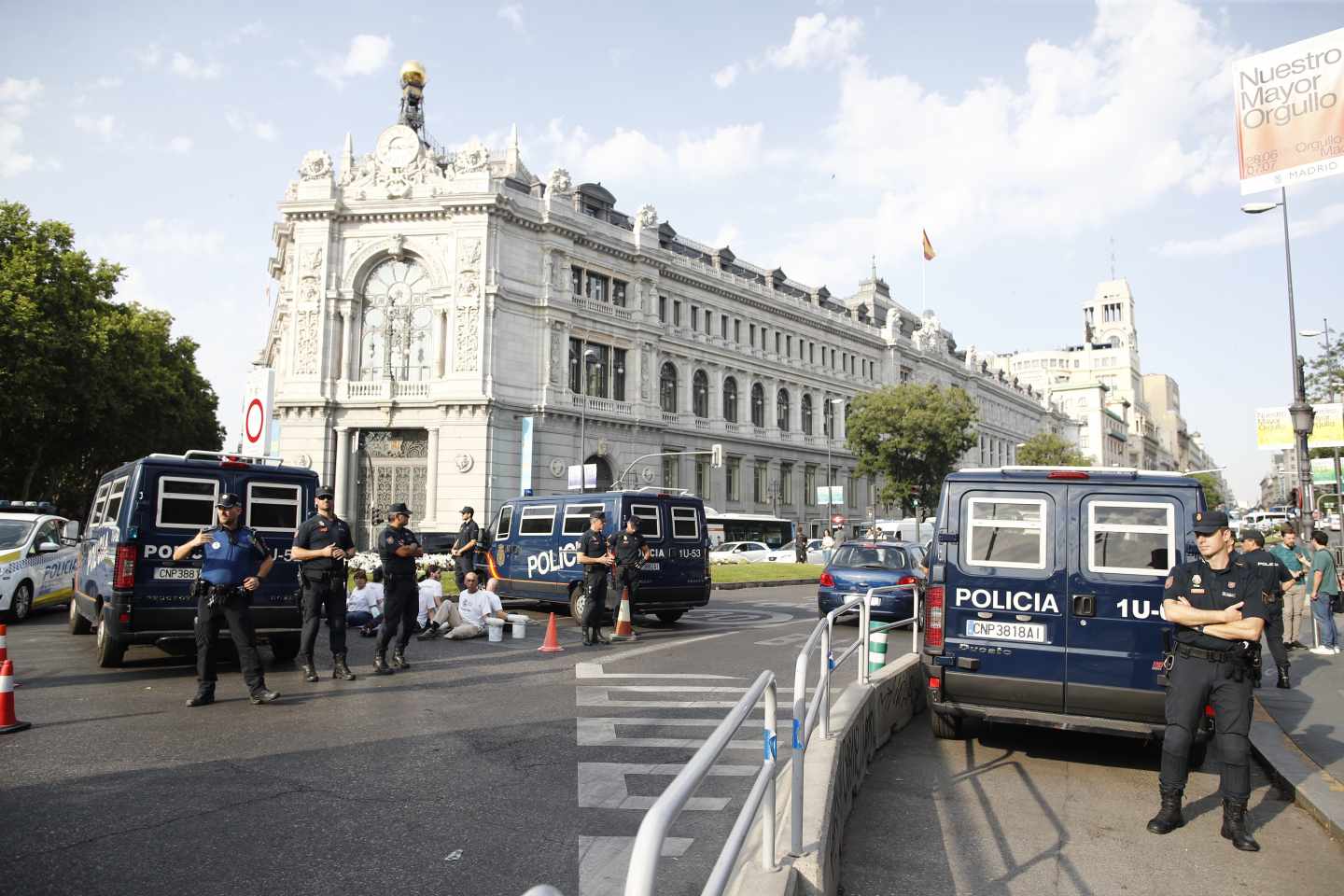 Policías tratan de desalojar a los manifestantes de Greenpeace en la entrada a la Gran Vía.