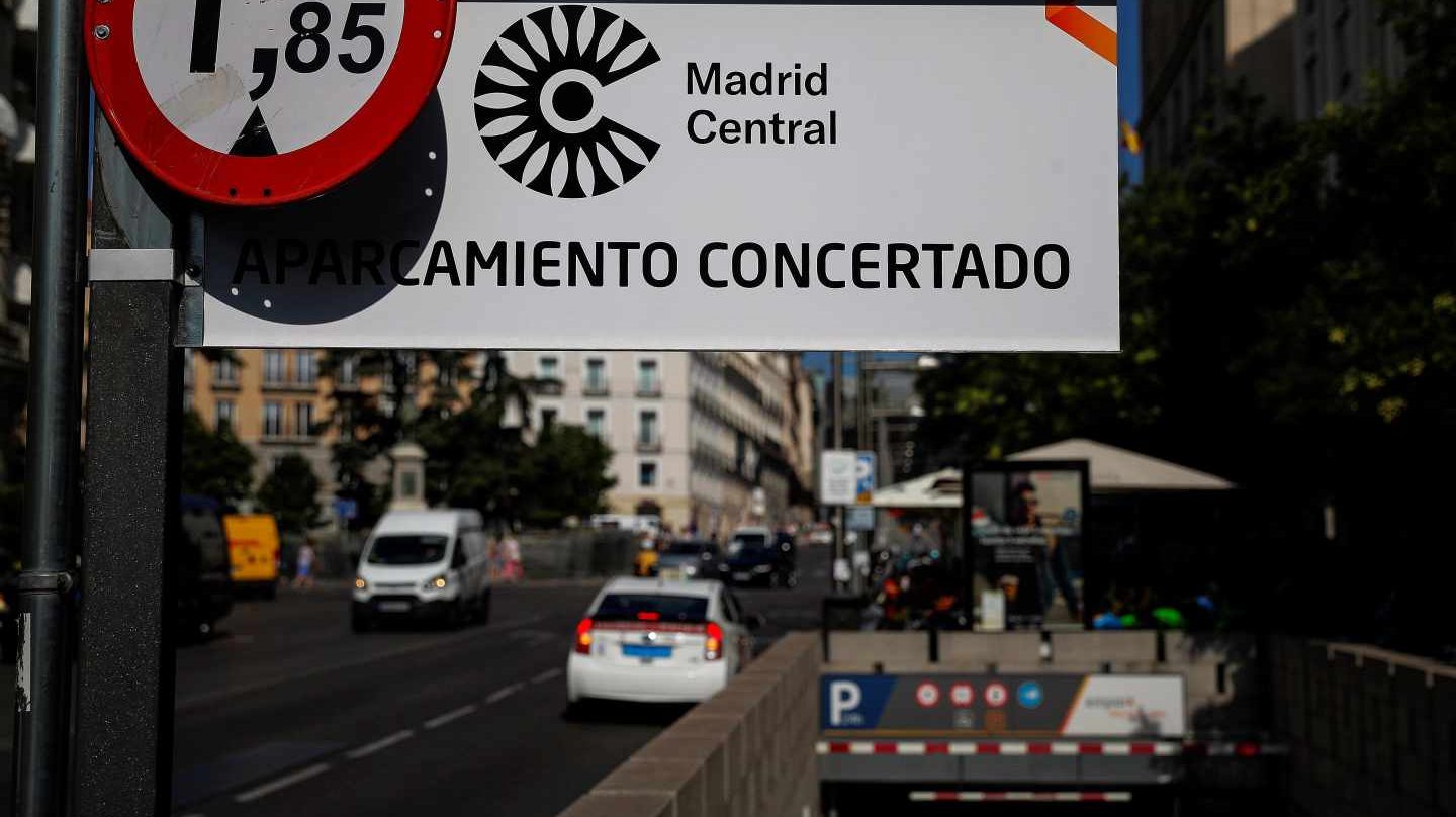 Parking autorizado en el interior de Madrid Central, donde este lunes han vuelto las multas por decisión judicial.