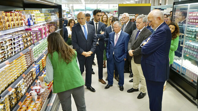 mercadona Mercadona inicia su andadura internacional con la apertura de su primer supermercado en Portugal.