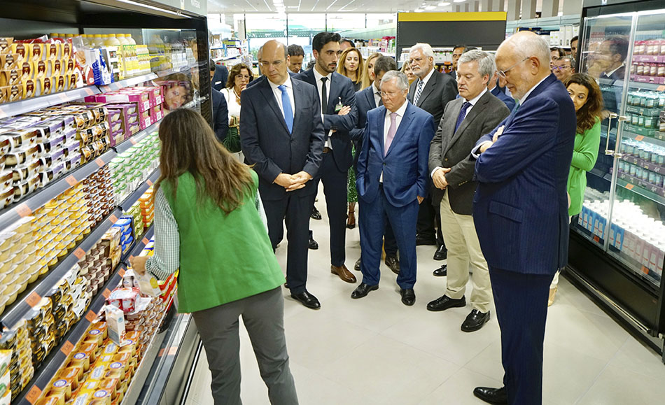 Mercadona inicia su andadura internacional con la apertura de su primer supermercado en Portugal.