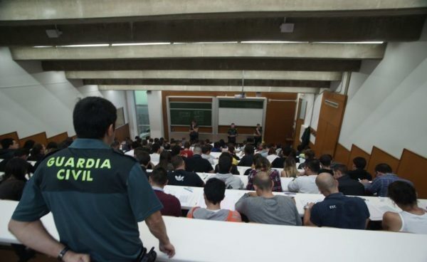 Un guardia civil, vigilando un examen en unas oposiciones del Cuerpo.