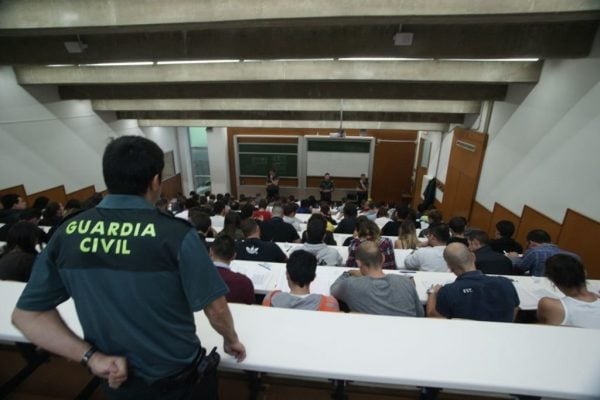 Un guardia civil, vigilando un examen en unas oposiciones del Cuerpo.