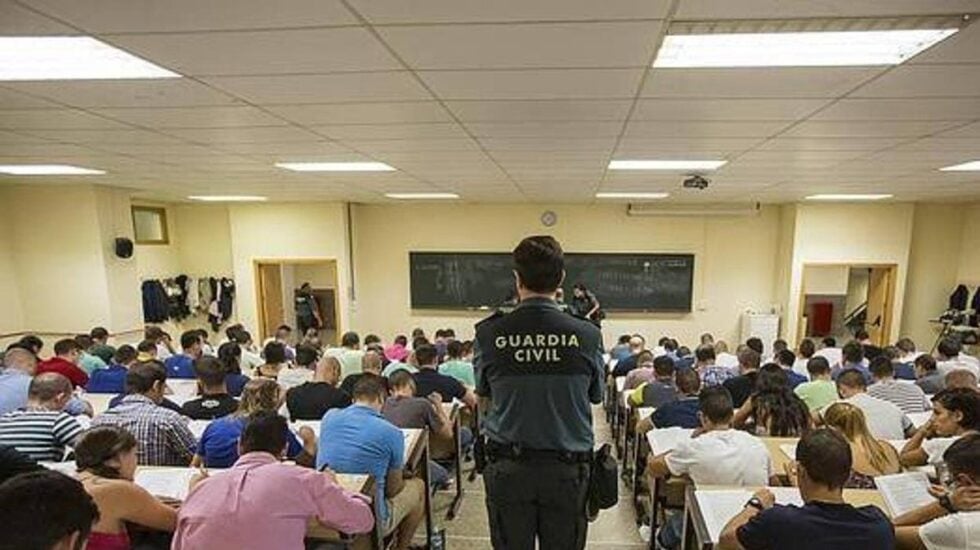 Un guardia civil vigila un examen para el ingreso en el Cuerpo.