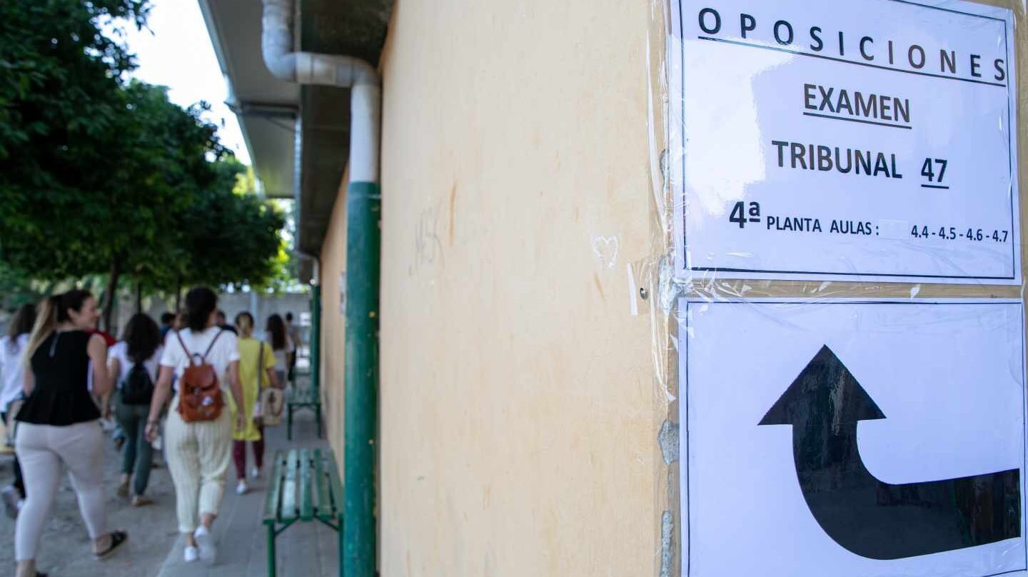Acceso a un tribunal de oposiciones.