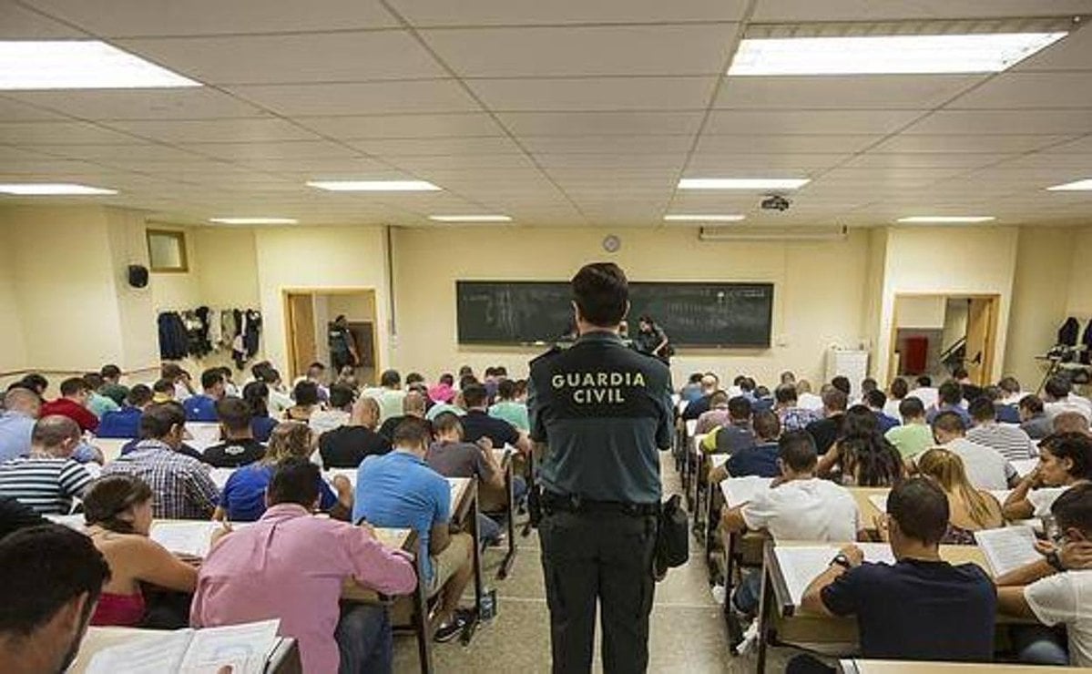 Un guardia civil vigila un examen para el ingreso en el Cuerpo.