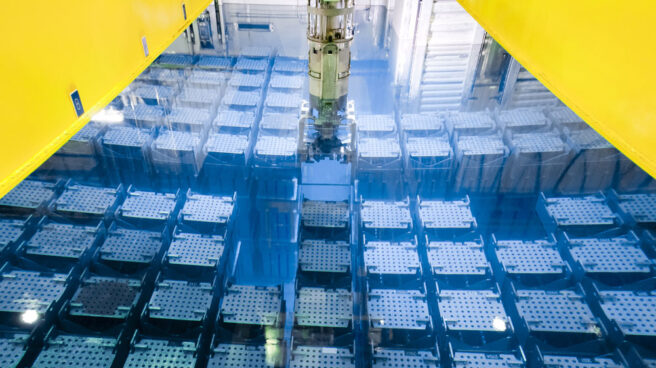 Piscina de almacenamiento de residuos nucleares en la planta Orano Cycle en La Hague (Francia).