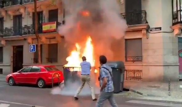 Javier Ortega Smith trata de sofocar un incendio junto a la sede nacional de Vox en Madrid.