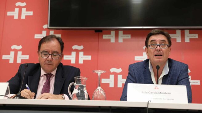 Ángel Luis Ortiz (izquierda), secretario general de Instituciones Penitenciarias, junto a Luis García Montero en la firma de un reciente convenio con el Instituto Cervantes.