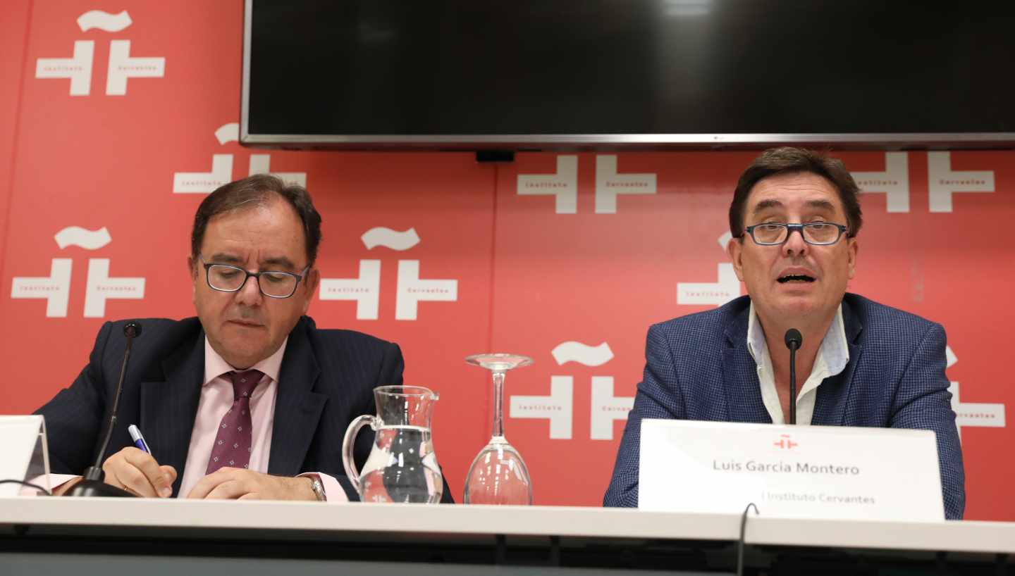 Ángel Luis Ortiz (izquierda), secretario general de Instituciones Penitenciarias, junto a Luis García Montero en la firma de un reciente convenio con el Instituto Cervantes.