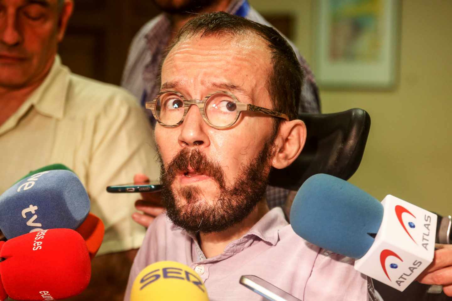 Pablo Echenique atienda a la prensa.