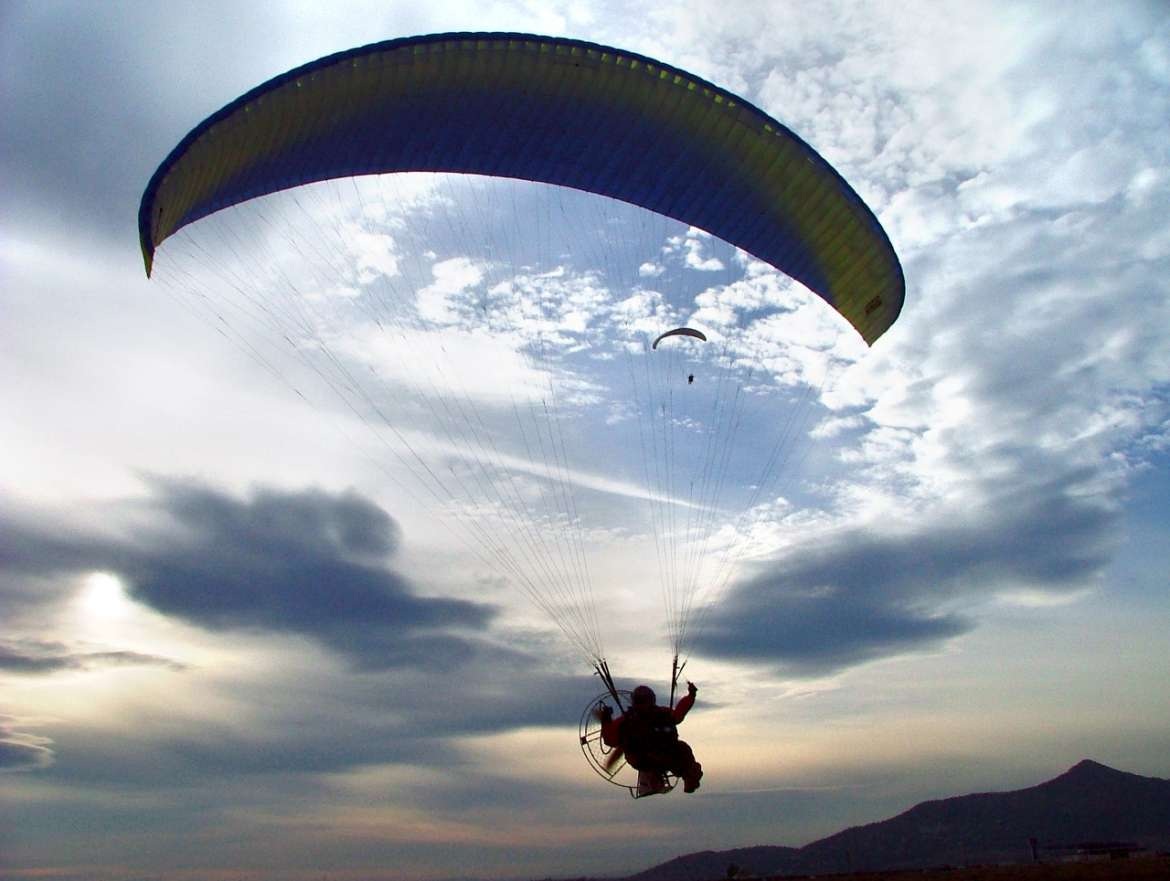 Una persona vuela en parapente