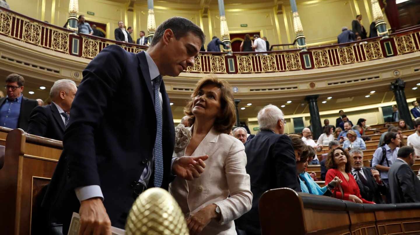 Pedro Sánchez conversa con Carmen Calvo, tras la primera votación.