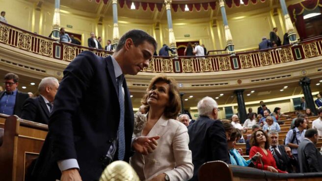 Pedro Sánchez conversa con Carmen Calvo, tras la primera votación.