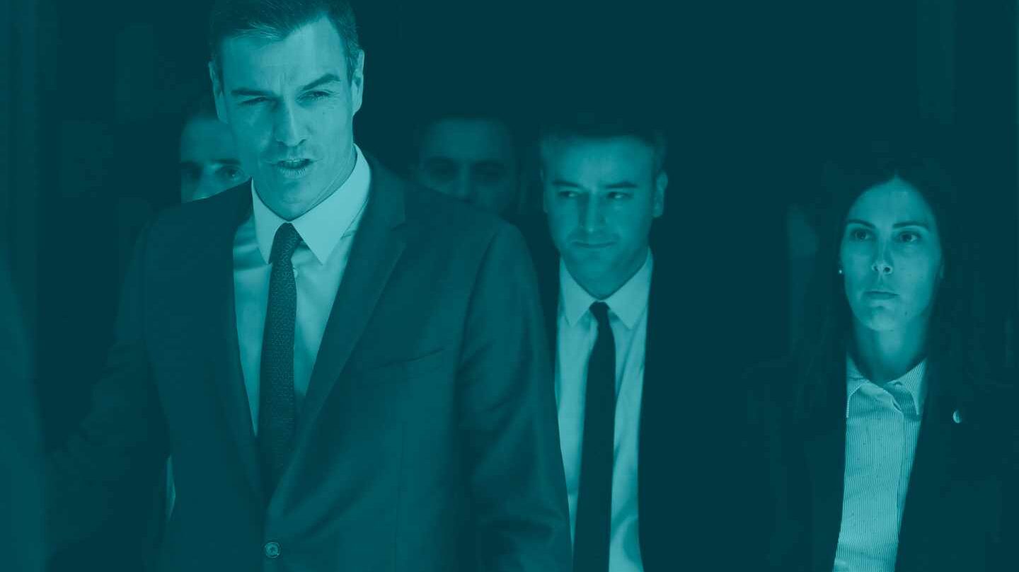 Pedro Sánchez abandona el Congreso ante Iván Redondo.