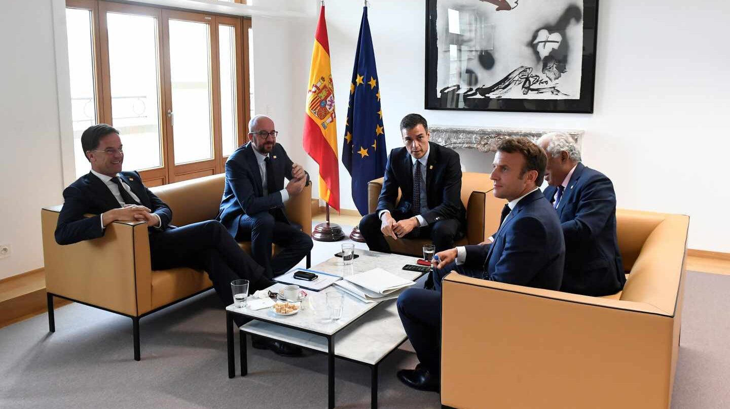 Pedro Sánchez reunido con Emmanuel Macron, Antonio Costa, Charles Michel y Mark Rutte.