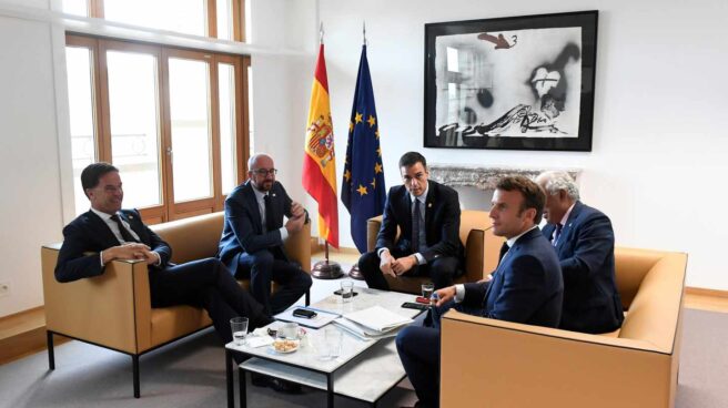 Pedro Sánchez reunido con Emmanuel Macron, Antonio Costa, Charles Michel y Mark Rutte.