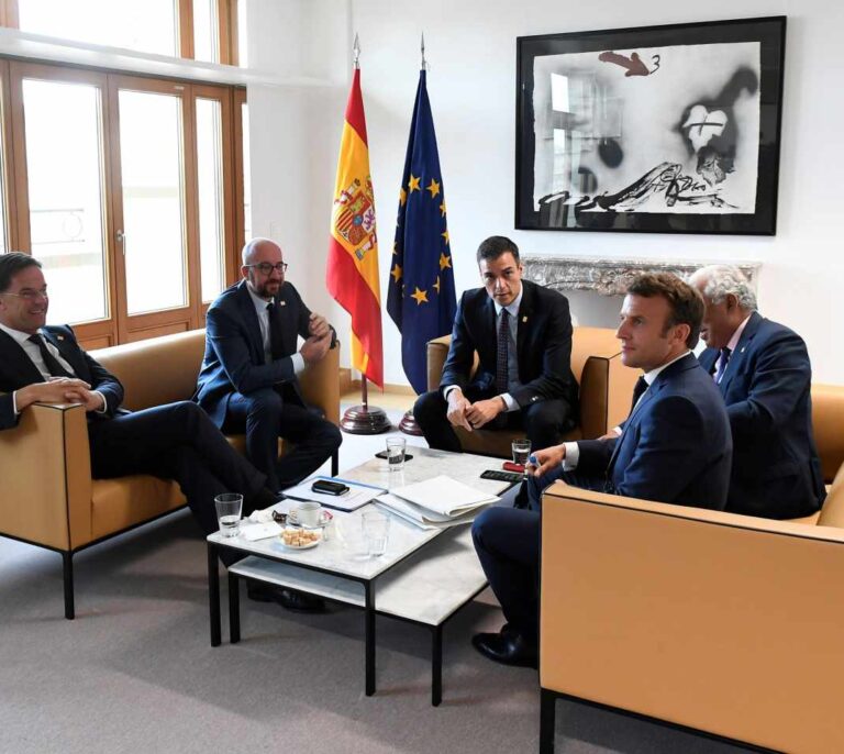 Sánchez maniobra para colocar a Borrell al frente de la diplomacia europea