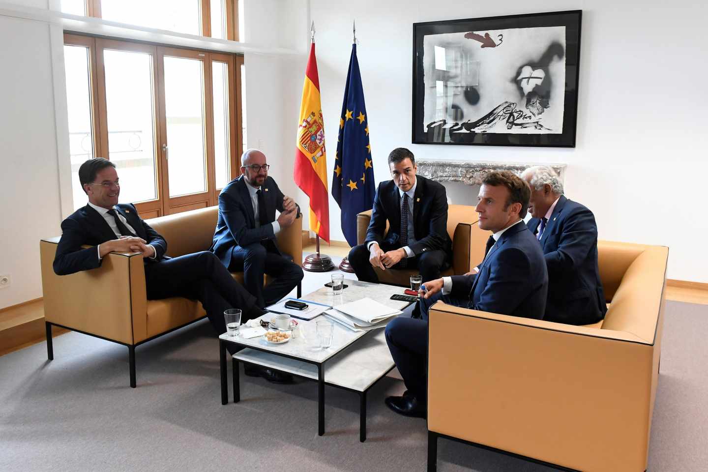 Pedro Sánchez reunido con Emmanuel Macron, Antonio Costa, Charles Michel y Mark Rutte.