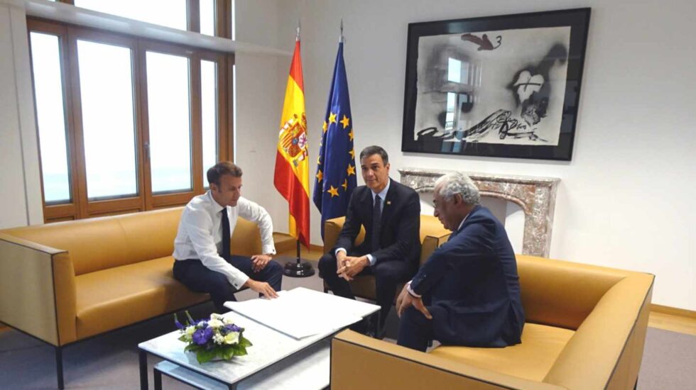 Pedro Sánchez, con Emmanuel Macron y el portugués Antonio Costa, este martes en Bruselas.