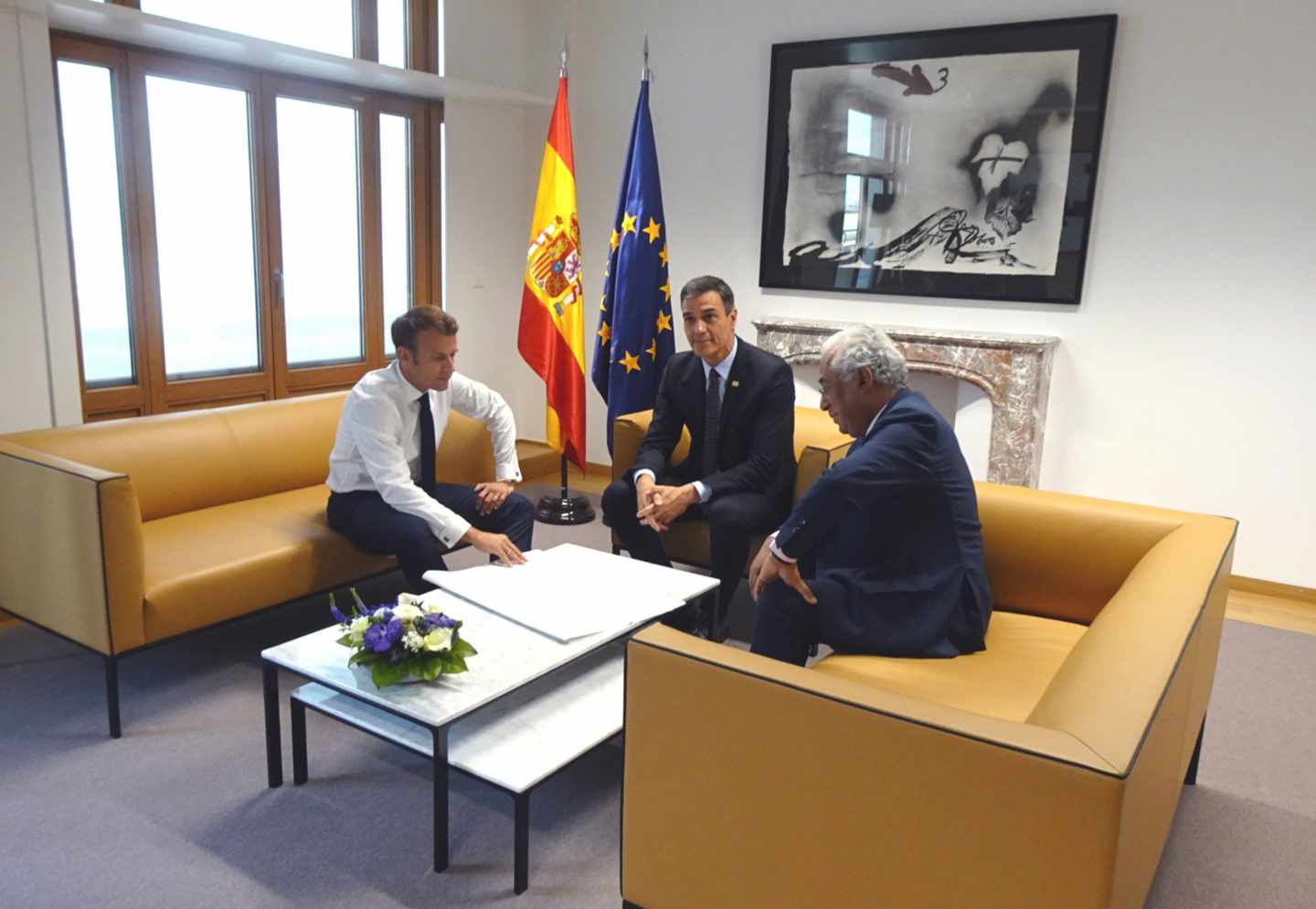 Pedro Sánchez, con Emmanuel Macron y el portugués Antonio Costa, este martes en Bruselas.
