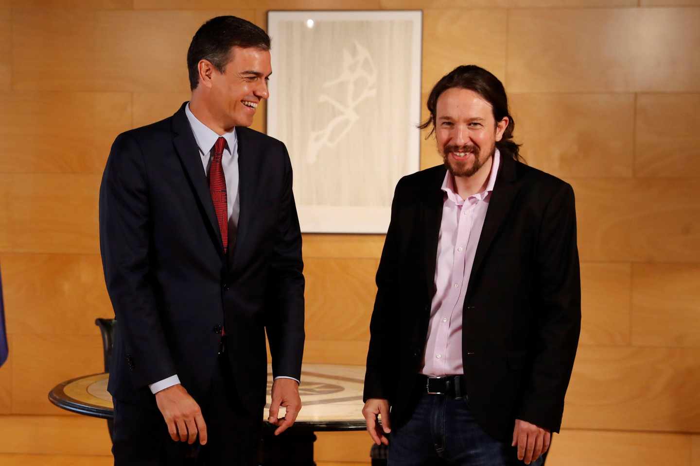 Pedro Sánchez y Pablo Iglesias se saludan este martes antes de su reunión en Moncloa.