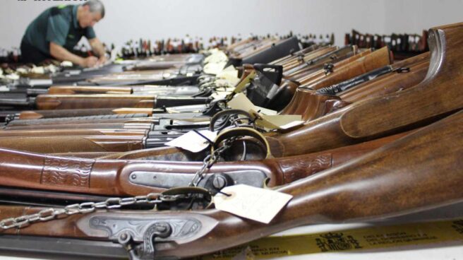 Decenas de armas de fuego expuestas en una subasta de la Guardia Civil.