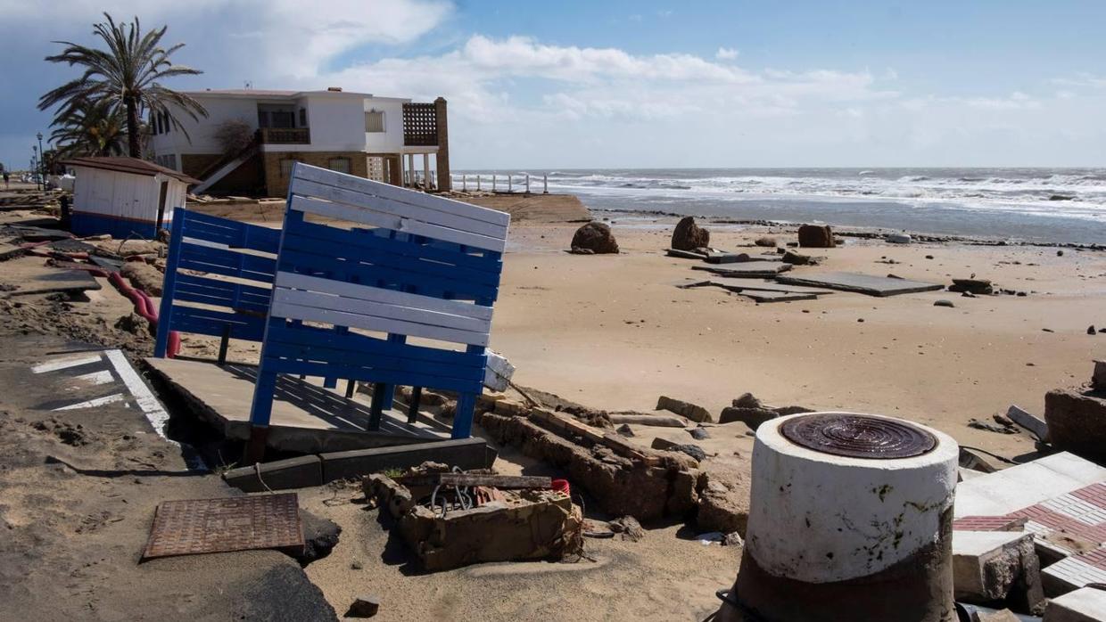 playa-de-huelva-afectada-por-un-temporal.jpg